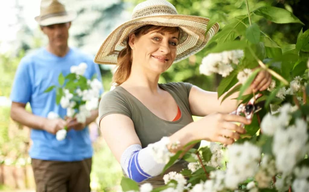 Ellenbogenschmerzen bei der Gartenarbeit erfolgreich lindern: Ellenbogenbandage aus dem Sanitätshaus